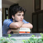 Timothée Chalamet in dem Film "Call Me By Your Name" mit seinem unverwechselbaren Charisma und selbstbewusstem Blick in die Kamera.