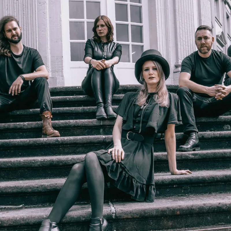 Zwischen Symphonic Metal und Zirkuszelt